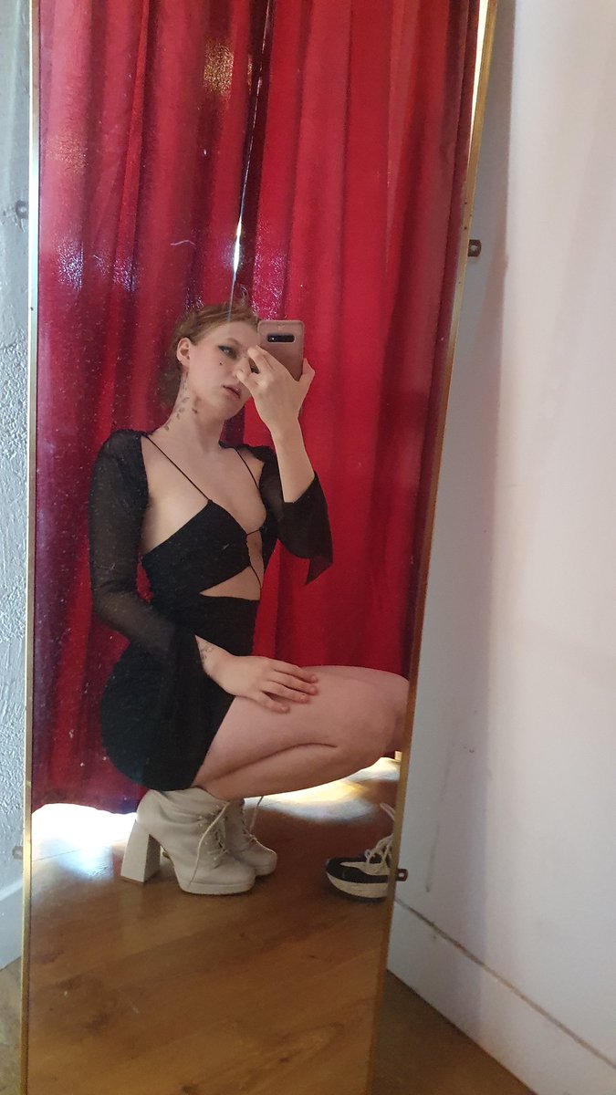 sillyheadworms's tweet photo. this dress made feel skinny but i know that im just going bonkers https://t.co/nGCD8NrtYE