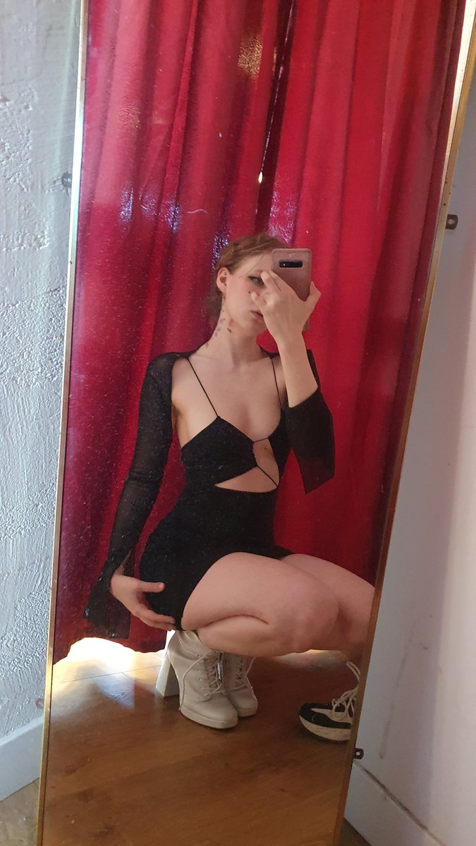 sillyheadworms's tweet photo. this dress made feel skinny but i know that im just going bonkers https://t.co/nGCD8NrtYE