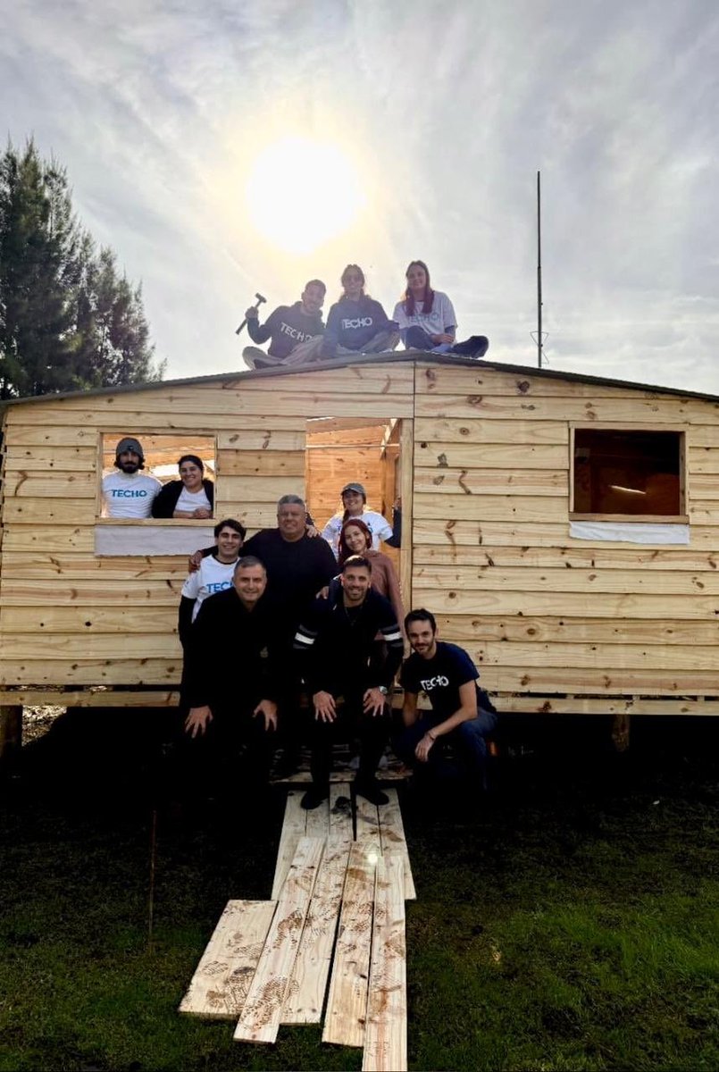 therealbuni's tweet photo. Se acuerdan que el chiqui tapia dijo que la AFA iba a donar una casa a bahía blanca por cada gol de la selección?

Mira lo que son las casas kjjj

Literalmente tenes que cerrar el estadio https://t.co/j8Dlrx8WuO