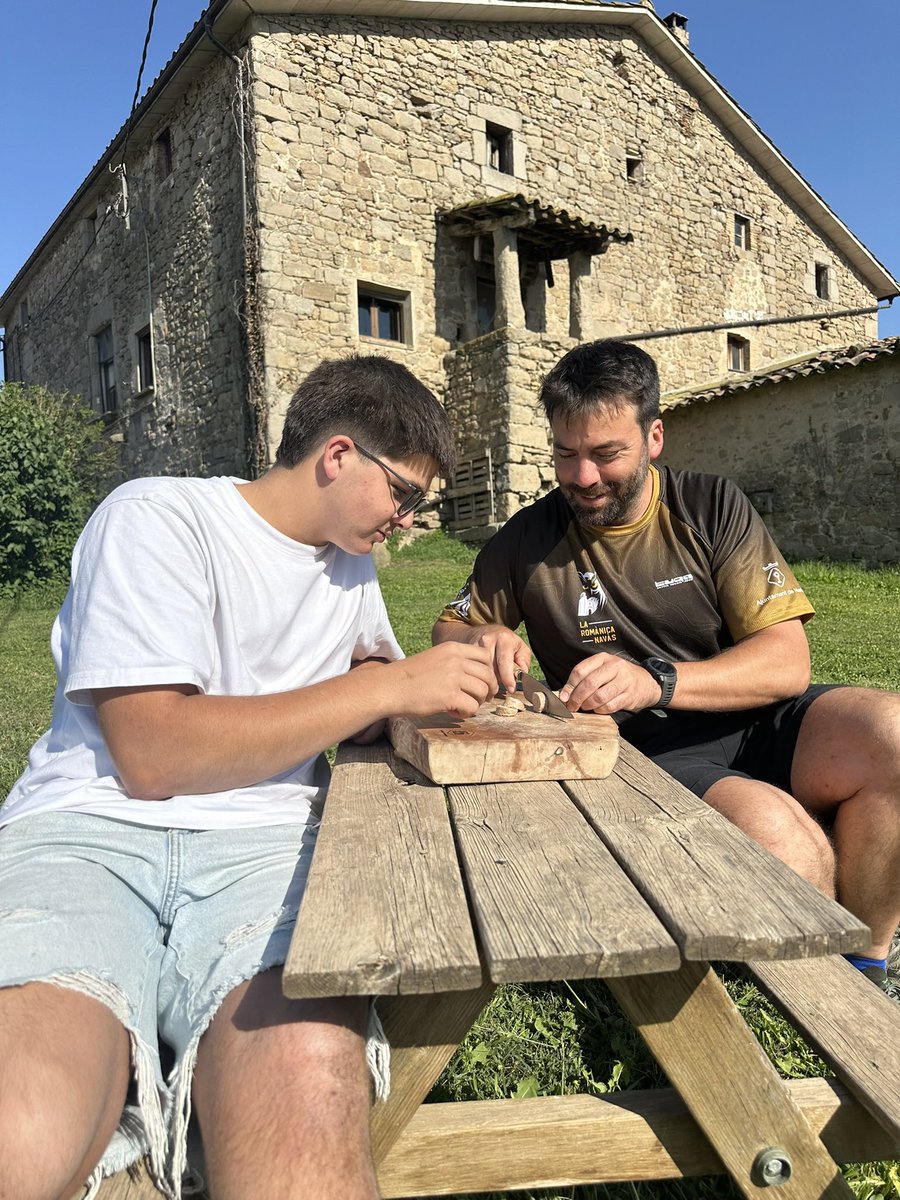 isaacperaire's tweet photo. Amb l’Hug provant la #HANSIFARRA! Aquesta suma de botifarra i frankfurt en homenatge a #HansiFlick que ha impulsat la @MAlbercocs amb el @Solerdenhug . Boníssima!

(A partir de dimecres la podreu trobar al Taulell del #SolerdenHug #PratsdeLluçanès #Lluçanès ✊❤️💙) https://t.co/ZM0SBacRLc