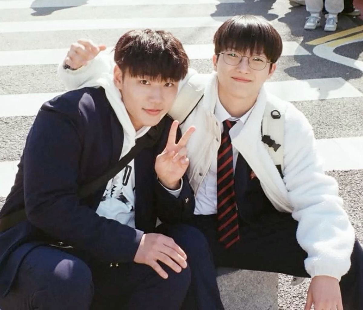 strawbicelatte's tweet photo. #gotae socmed au

juntae is sketching depressed pigeons, surviving school and trying not to catch feelings for the wrong boys (again)

gotak just wanted to borrow a pencil from the quiet boy in art class. instead he got an identity crisis with a side of gay panic https://t.co/MvbI0IqARO