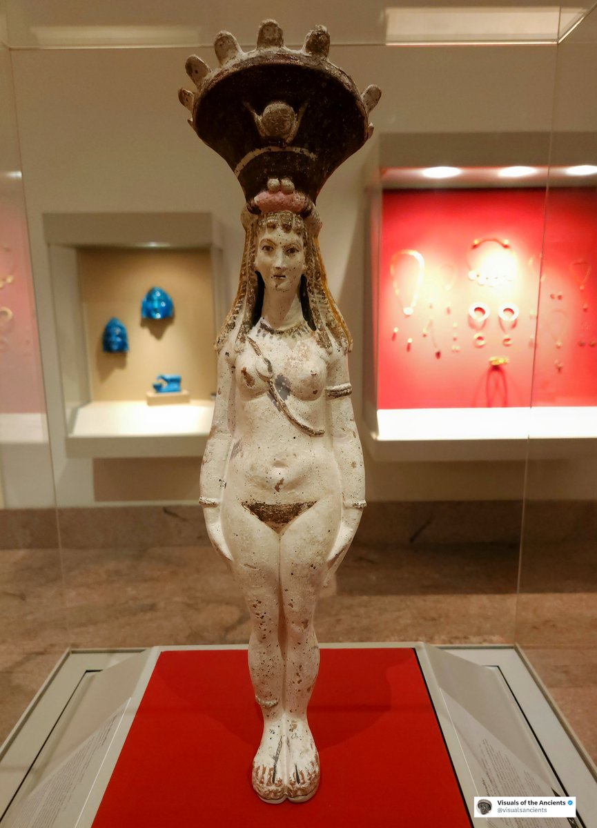 1/4 A truly fantastic, colorful piece: Isis-Aphrodite. Made of terracotta, engobe (a coating to improve the surface), and paint, it dates back to around 150 AD.

Let's see her in four 📸s.

A few weeks ago, I posted about Zeus-Ammon as an example of ancient religious syncretism.