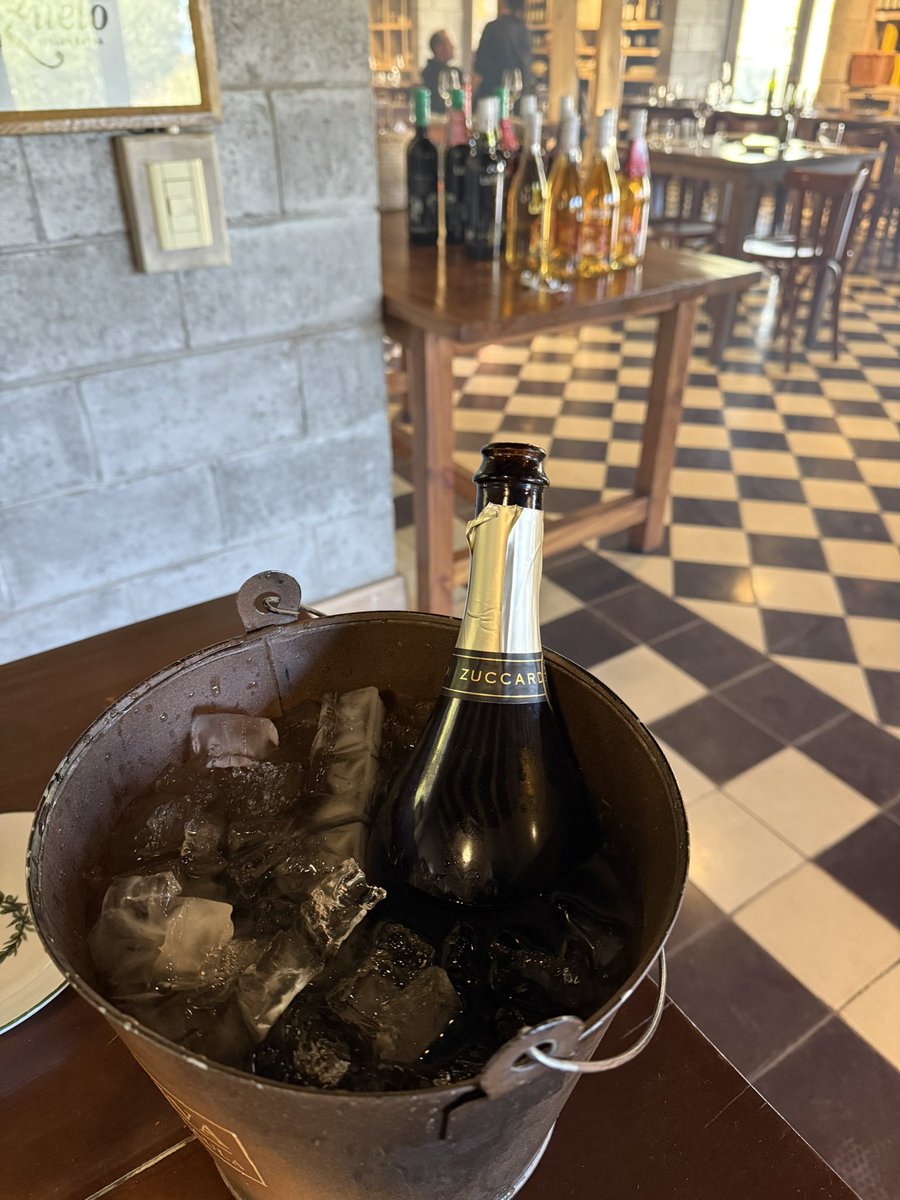 CarlosMaslaton's tweet photo. .@luisrosalesARG Luis Rosales, aquí estoy en la Bodega Zuccardi, pasándola bien, saludos a Calaca Roja Espert. https://t.co/vF2mJGhVhD