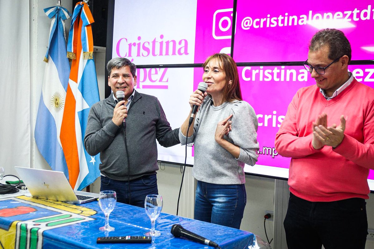 Pino_Ush's tweet photo. Junto a @crislopeztdf, @eledesmaa en la reunión de jueves con vecinas, vecinos y militantes en el Centro Cultural Nueva Argentina.
Como eje central la defensa de la Industria fueguina, de la Ley 19640, de los puestos de trabajo y la soberanía.
#QueremosQueSeasParte https://t.co/TpSmEA4ud4