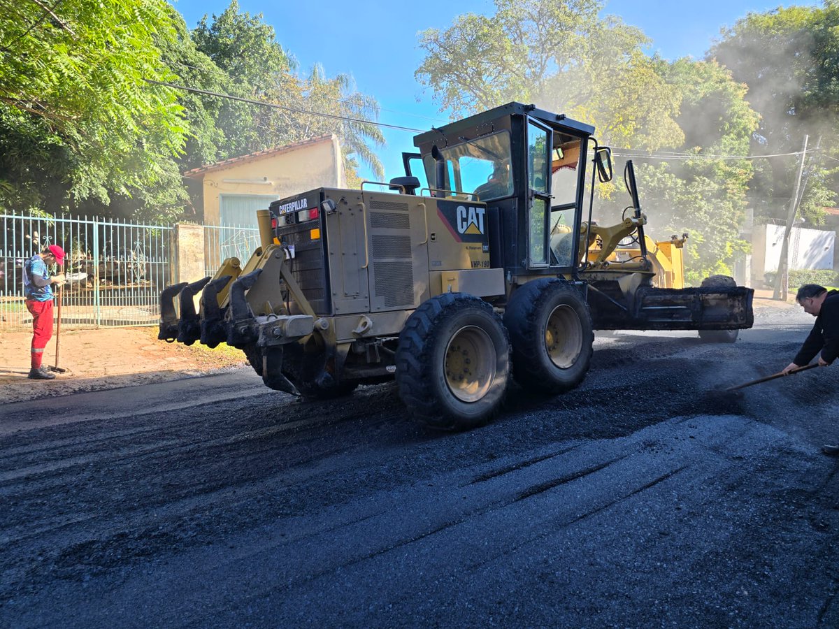 🚧 ¡El trabajo no para! 🚧
Esta mañana continuamos con la regularización asfáltica en las calles Overava y Don Carlos A. Pastore, mejorando la conexión entre calles y asegurando una circulación más eficiente y segura para todos los que transitan por estas vías. 🛣️