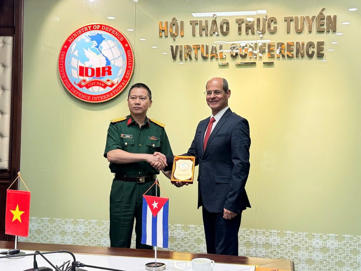 RPolancoF's tweet photo. En visita al Instituto de Relaciones Internacionales de la Defensa, el rector del @ISRICuba Rogelio Sierra Díaz intercambió con el primer coronel Bui Xuan Anh, subdirector.

Además, concedió una entrevista al medio de prensa El Mundo y #Vietnam, de @MOFAVietNam. https://t.co/JFMFSjmscd