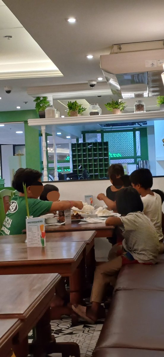 01kellythomas's tweet image. HOPE IN HUMANITY 🩷🌹

As I sat in a restaurant in one of Cebu City&apos;s busy malls, a quiet moment of kindness unfolded before me. 

A beautiful reminder that amidst the rush and noise of life, there are still hearts that choose compassion. Kindness, truly, is never wasted.