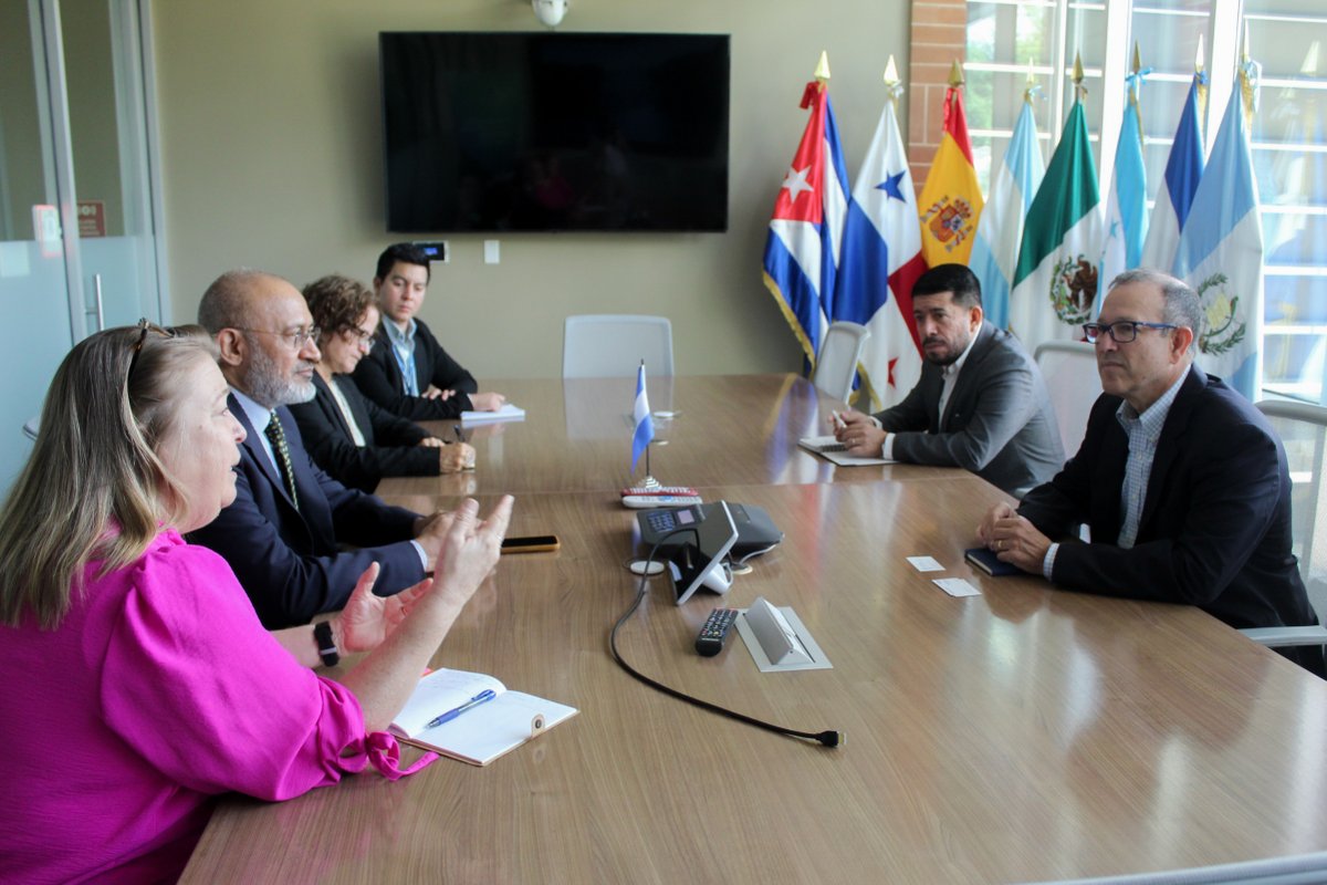 WFP_SV's tweet image. ¡Alianzas que impulsan el desarrollo en El Salvador! 🇸🇻💪

@rlwfp, Sheila Grudem de @WFP_es y representantes de @BCIE_Org se reunieron para explorar nuevas formas de fortalecer la seguridad alimentaria 💙