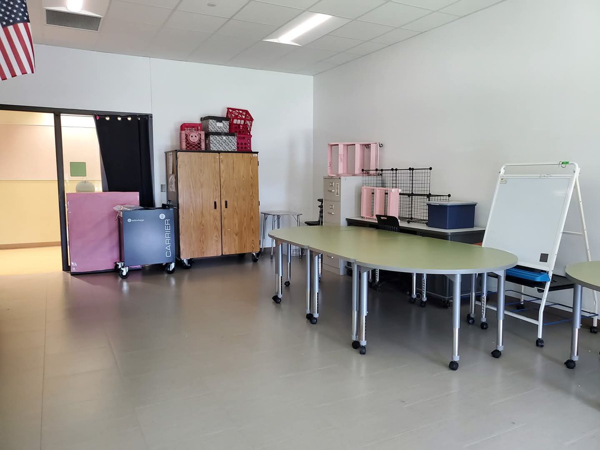 kmb2000's tweet photo. All packed up as the 2024-2025 school year has come to a close. Year 43 for me. Last 25 have been in FBISD.
#lve
#summercountdown https://t.co/tj5oHeEb01