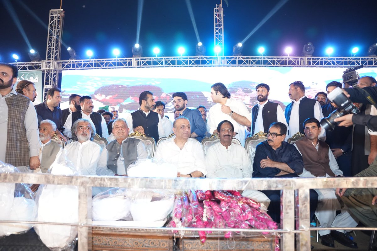 ShoaibSiddiqui_'s tweet photo. استحکام پاکستان پارٹی معرکہ حق کنونشن🇵🇰
 
پارٹی صدر اور وفاقی وزیر عبد العلیم خان،عبدالرحمان خان اور دیگر قایدین سٹیج پر موجود۔
عوام کا سمندر آج اس بات کا گواہ ہے کہ پاکستانی عوام اپنی افواج پاکستان کے ہر لمحہ ساتھ کھڑی ہے اور ہم سب مل کر پاکستان کو عظیم تر بنائیں گے ۔

#IPP_MarqaEHaqConvention
#AleemKhanInKhushab
