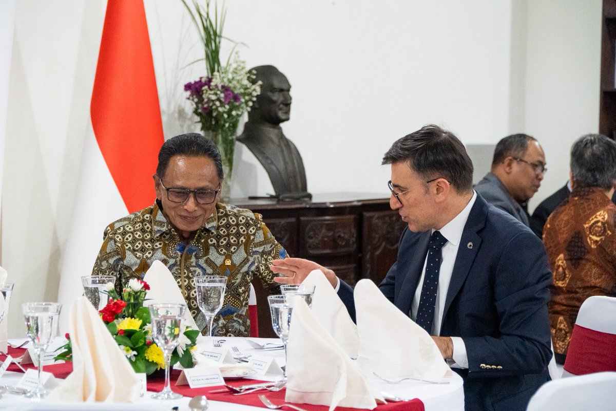 Türk Yemekleri Haftası davetimize iştirak eden Endonezya Göç ve Hükümlüler Bakan Yardımcısı Silmy Karim ve Endonezya-Türkiye Parlamentolararası Dostluk Grubu Başkanı Milletvekili Totok Daryanto’ya, yemekleri hazrlayan değerli Şef Recep İncecik beye teşekkür ediyorum.