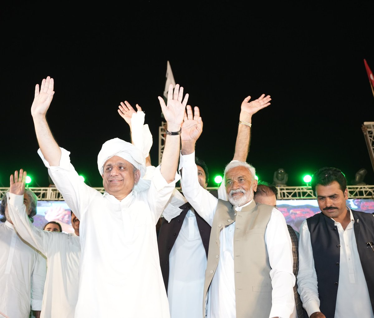 ShoaibSiddiqui_'s tweet photo. استحکام پاکستان پارٹی معرکہ حق کنونشن🇵🇰
 
پارٹی صدر اور وفاقی وزیر عبد العلیم خان،عبدالرحمان خان اور دیگر قایدین سٹیج پر موجود۔
عوام کا سمندر آج اس بات کا گواہ ہے کہ پاکستانی عوام اپنی افواج پاکستان کے ہر لمحہ ساتھ کھڑی ہے اور ہم سب مل کر پاکستان کو عظیم تر بنائیں گے ۔

#IPP_MarqaEHaqConvention
#AleemKhanInKhushab