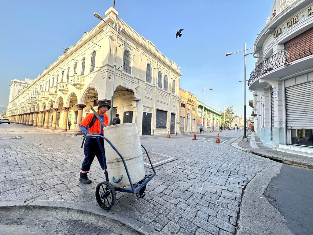 ✨️Amamos las calles de Sivar.

Así luce hoy nuestro Centro Histórico: limpio, ordenado y lleno de vida.
Seguimos trabajando para que cada rincón brille.

¡Cuidarlo es tarea de todos! 💚
#CentroHistóricoSS #SanSalvadorLimpio
#SivarLimpio