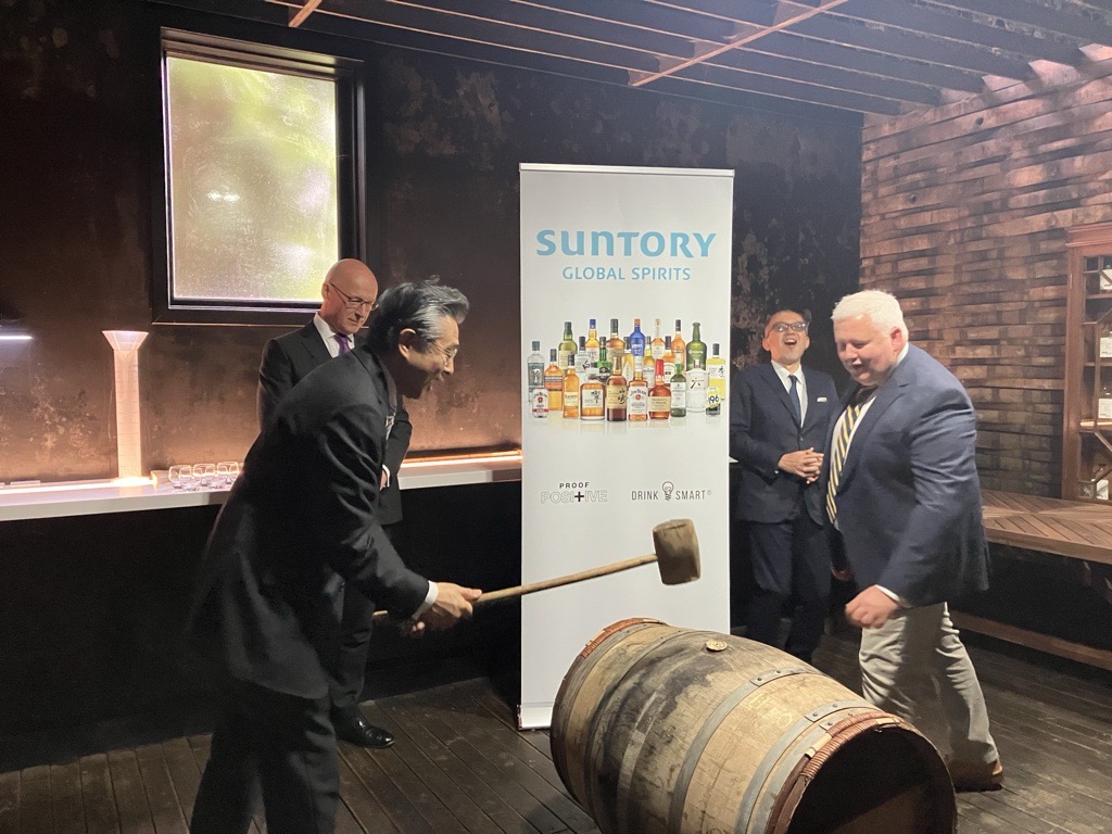 Fantastic visit to Auchentoshan distillery with Scottish First Minister <a href="/JohnSwinney/">John Swinney</a>!! It is managed by 🇯🇵 famous whisky company Suntory! Experienced masterpiece distillation by 🇯🇵🏴󠁧󠁢󠁳󠁣󠁴󠁿collaboration👍
