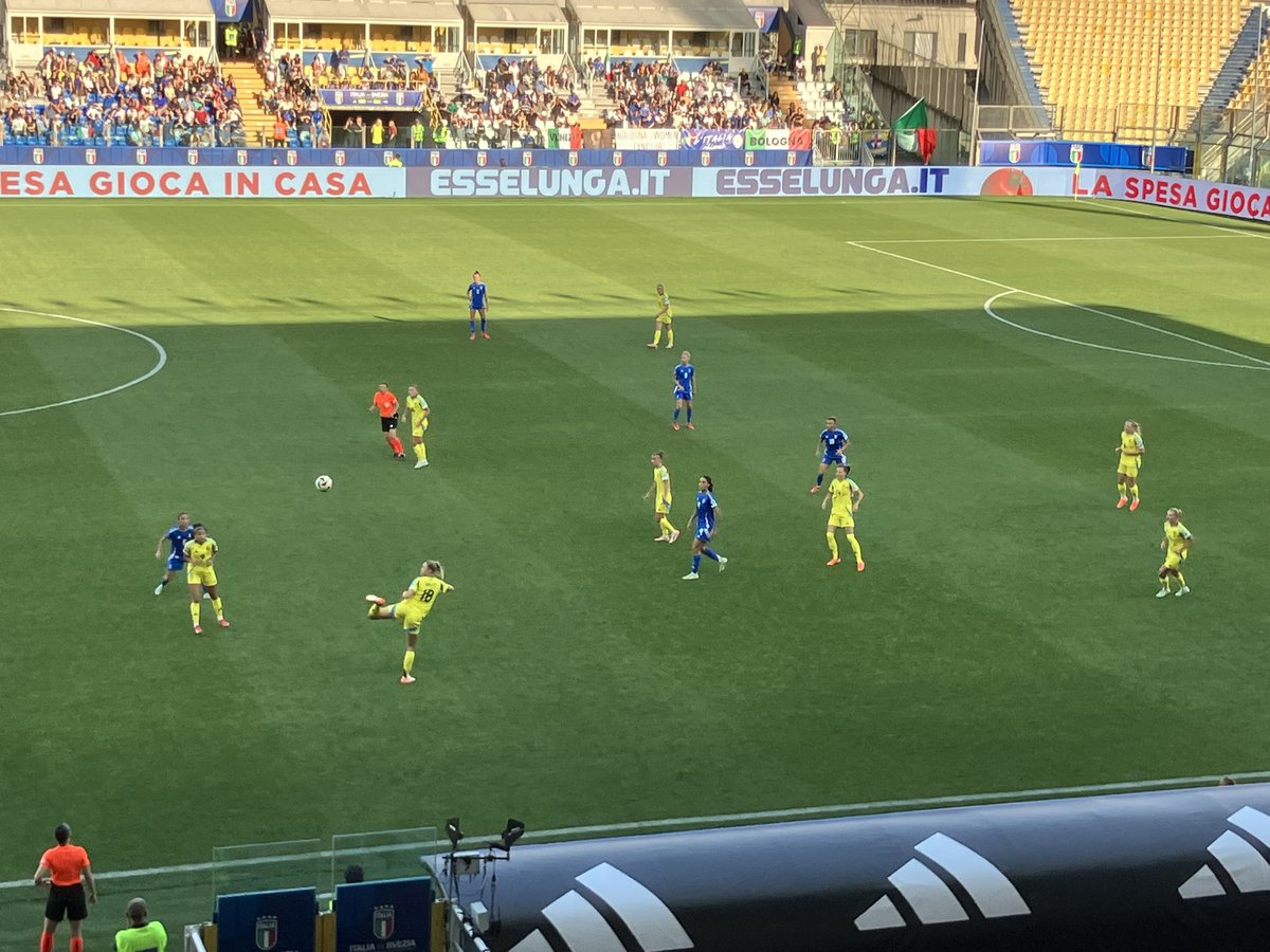 Matchen igång. Sverige-Italien. I Parma. Forza Svezia🇸🇪