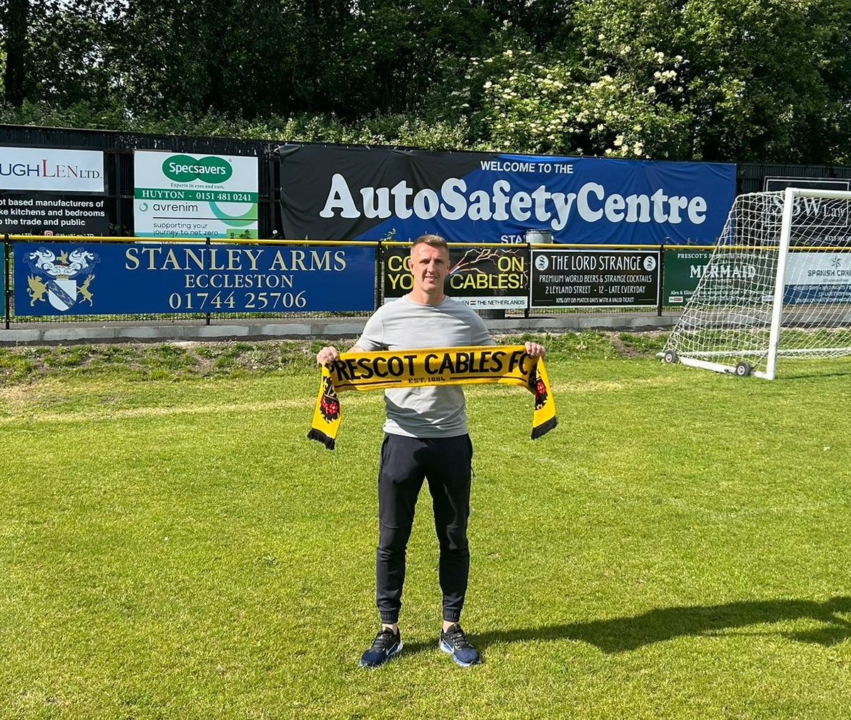 We are delighted to announce the signing of Peter Clarke. 

Clarke has amassed over 750 appearances in the Football League in a professional career spanning over 20 years. 

Peter counts Everton, Coventry City &amp; Huddersfield Town amongst his former clubs

1/2