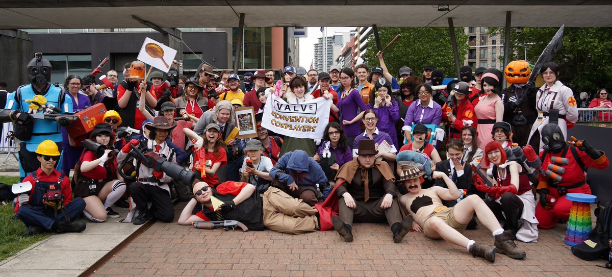 ValveCon's tweet image. An absolutely massive thank to everyone who came to our meets at MCM London last weekend!
It's honestly starting to get challenging fitting you all in 1 shot!
Please be patient as we sort through all the photos. We'll update you when they're available on the website ✨️