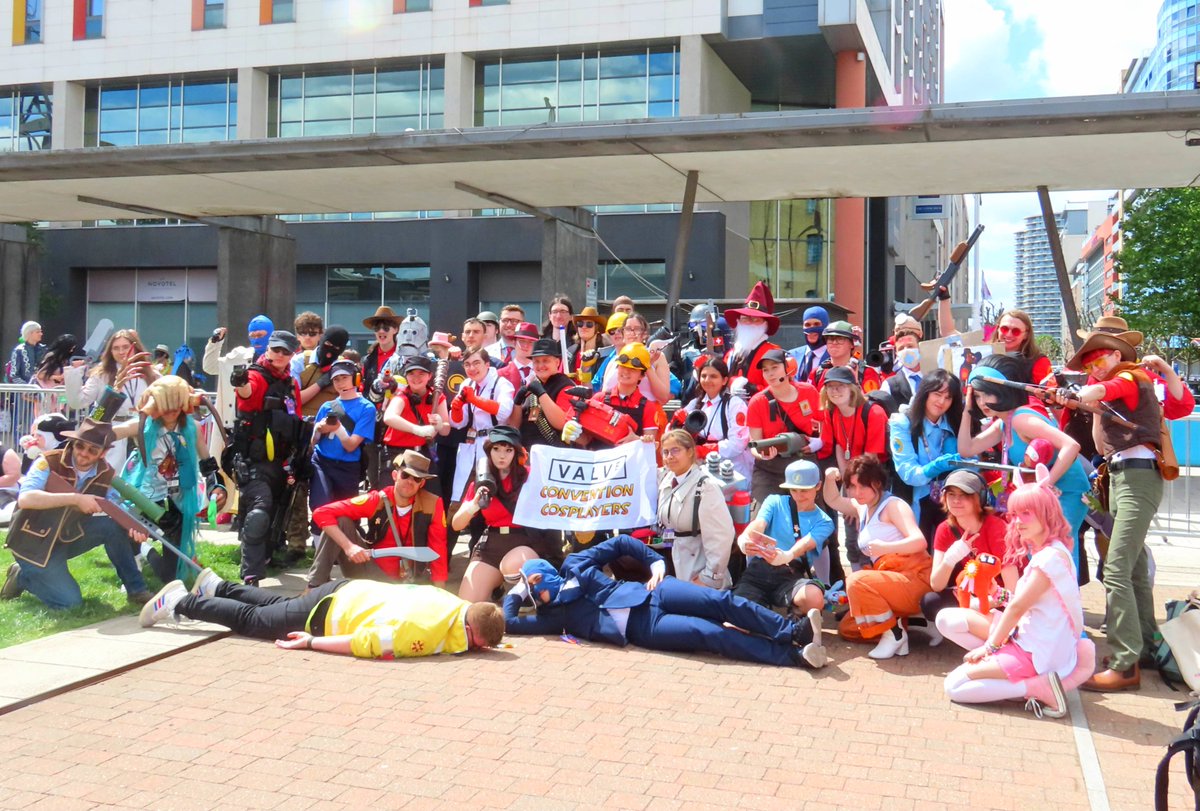 ValveCon's tweet image. An absolutely massive thank to everyone who came to our meets at MCM London last weekend!
It's honestly starting to get challenging fitting you all in 1 shot!
Please be patient as we sort through all the photos. We'll update you when they're available on the website ✨️