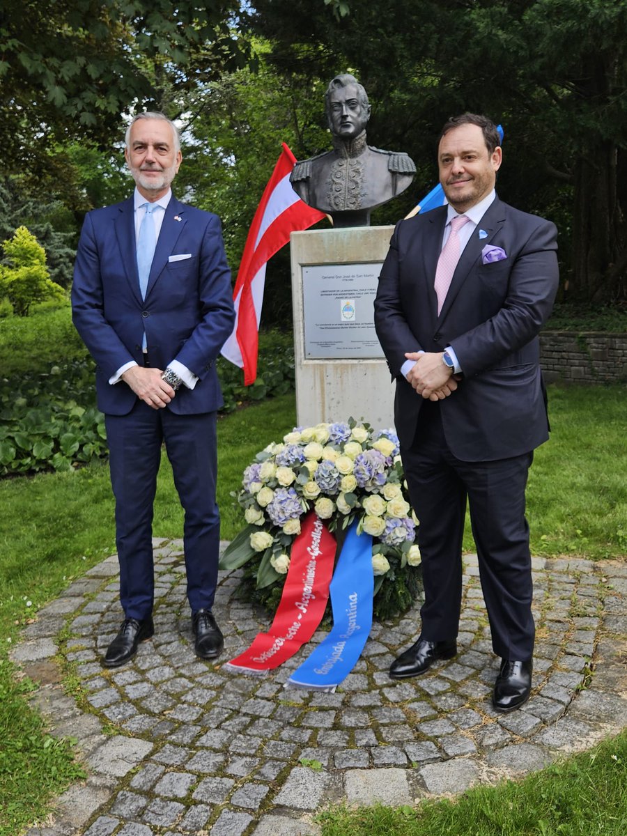 Celebramos el 25 de mayo con la ofrenda floral y promesa a la bandera junto a la comunidad argentina, autoridades austríacas embajadores del GRULAC y Demian Reidel.