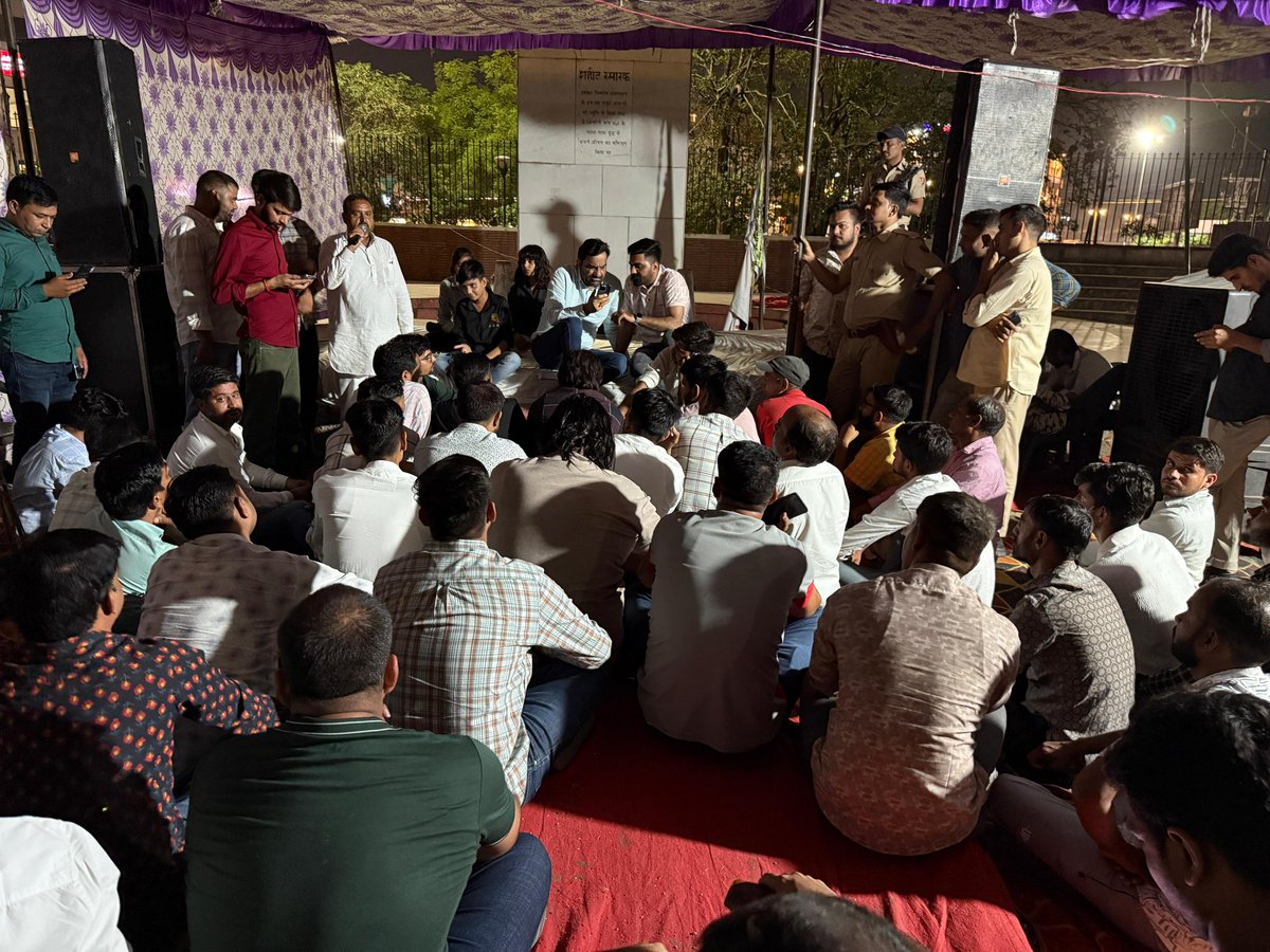 पुलिस उप -निरीक्षक भर्ती को रद्द करवाने तथा RPSC के पुनर्गठन की मांग को लेकर जयपुर स्थित शहीद स्मारक पर धरना जारी है |