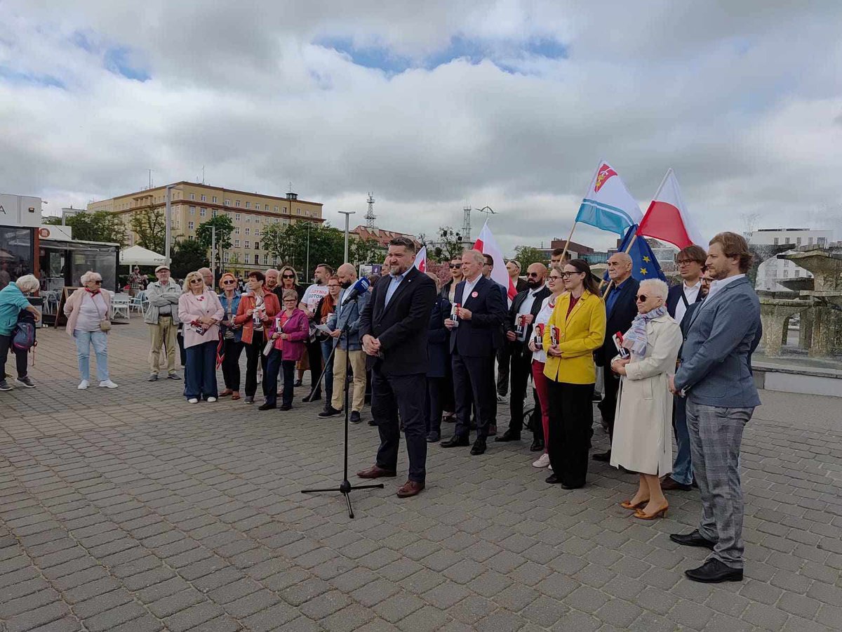 Po niemal pięciu miesiącach, tysiącach zebranych podpisów poparcia i dziesiątkach spotkań z gdyniankami i gdynianami na ulicach naszego miasta kampania wyborcza Rafała Trzaskowskiego  w Gdyni dobiega końca. 

#TrzaskowskiPrezydentemPolski #Trzaskowski2025  #Gdynia