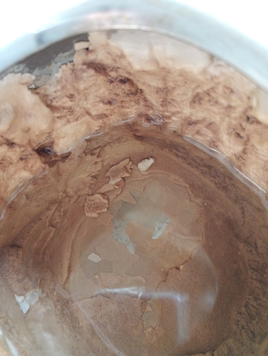 Así sale el agua en la zona de La Loma .<a href="/ABSAOficial/">ABSA</a> ...Ensuciando pavas, bachas etc....Imposible consumirla...!!!