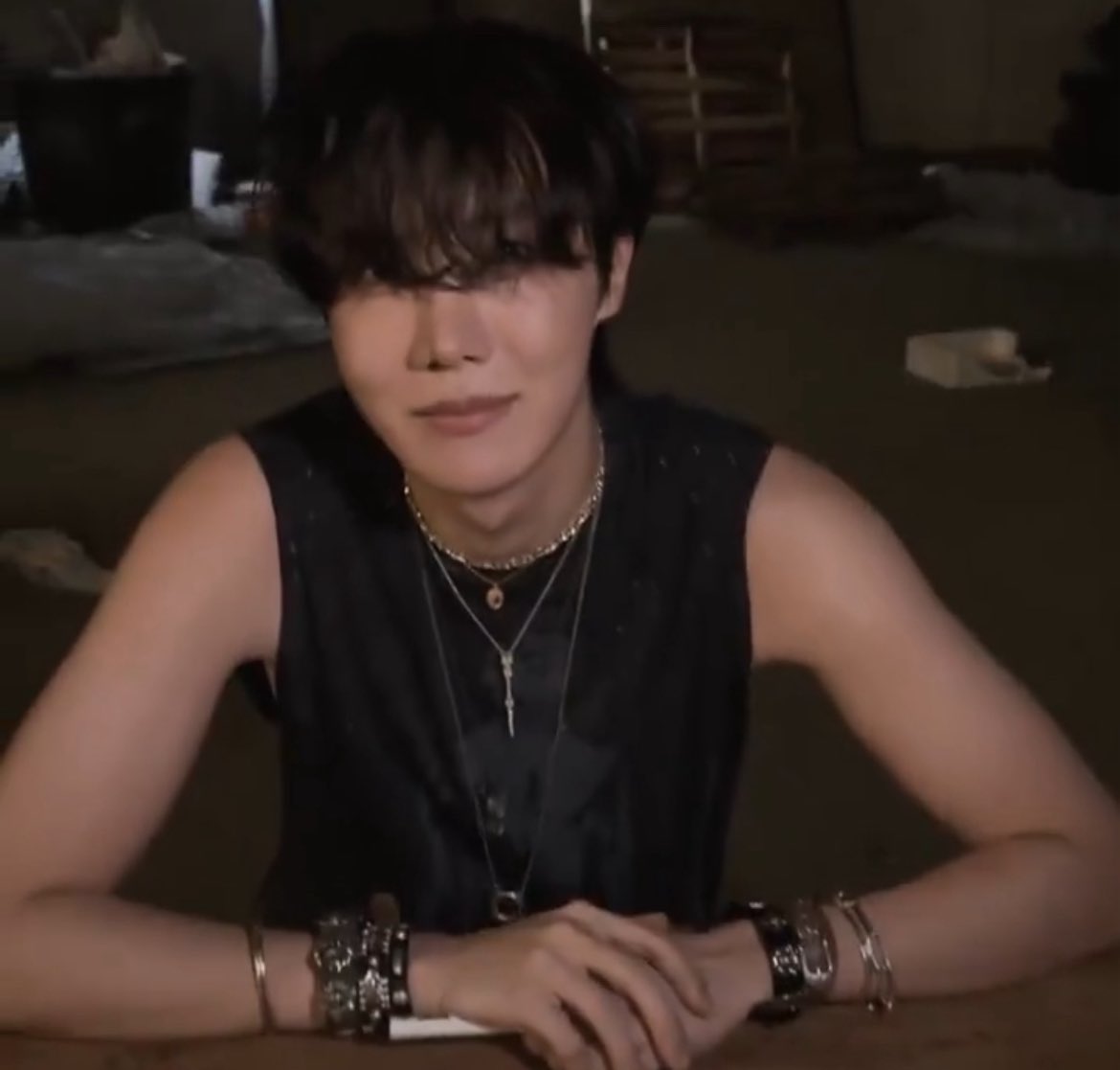 Any Hobi accounts out there that would be interested in joining a group chat to discuss all Hobi news, ideas to promote Hobi and to push streaming (and voting when needed) for him?👀😁

Only Hobi biased/Hobi focused accounts please, as we would be focusing only on him all the