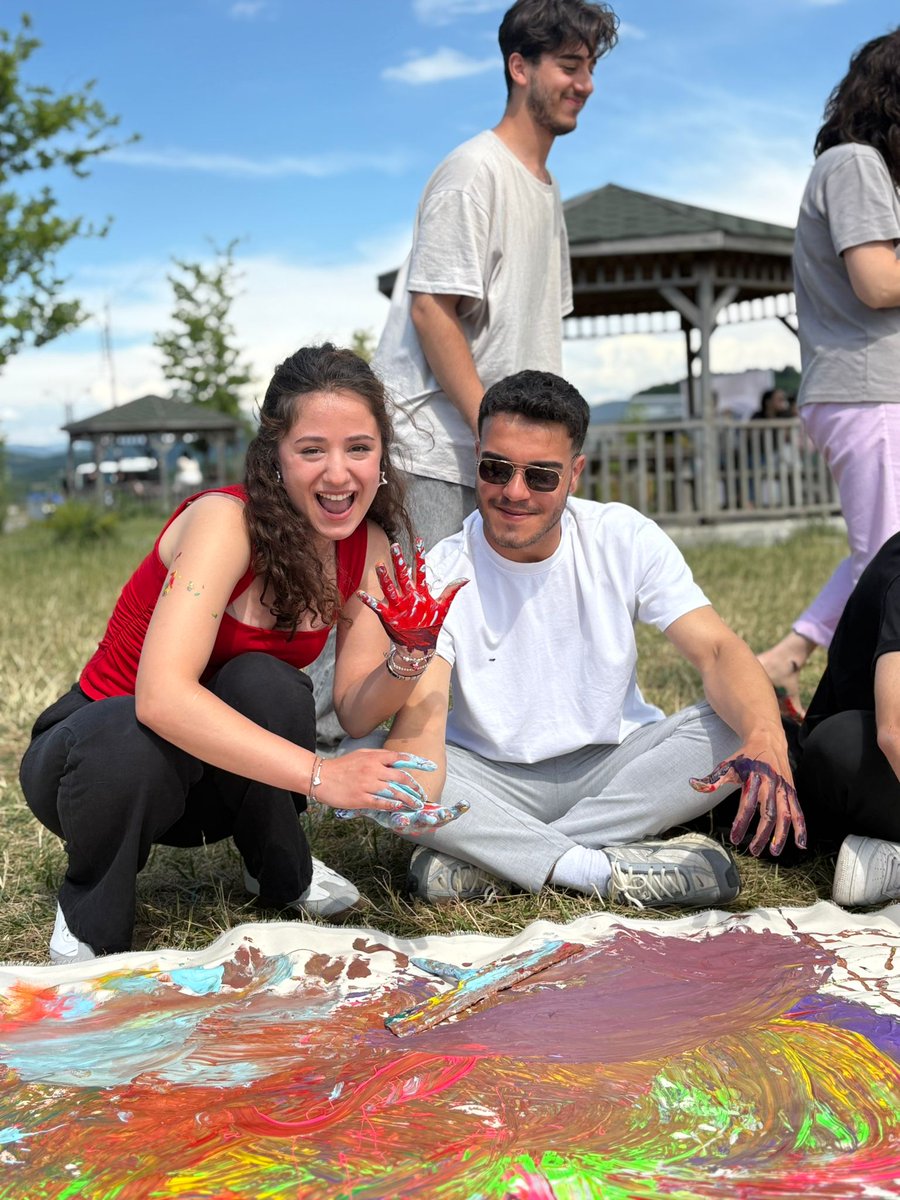 Katılımcılar, kendilerini özgürce ifade etmenin, birlikte üretmenin ve sanatla iyileşmenin keyfini yaşadı. 💚

Bu atölyede yalnızca fırçalar ve boyalar değil; empati, dayanışma ve umut da vardı. 💭💫