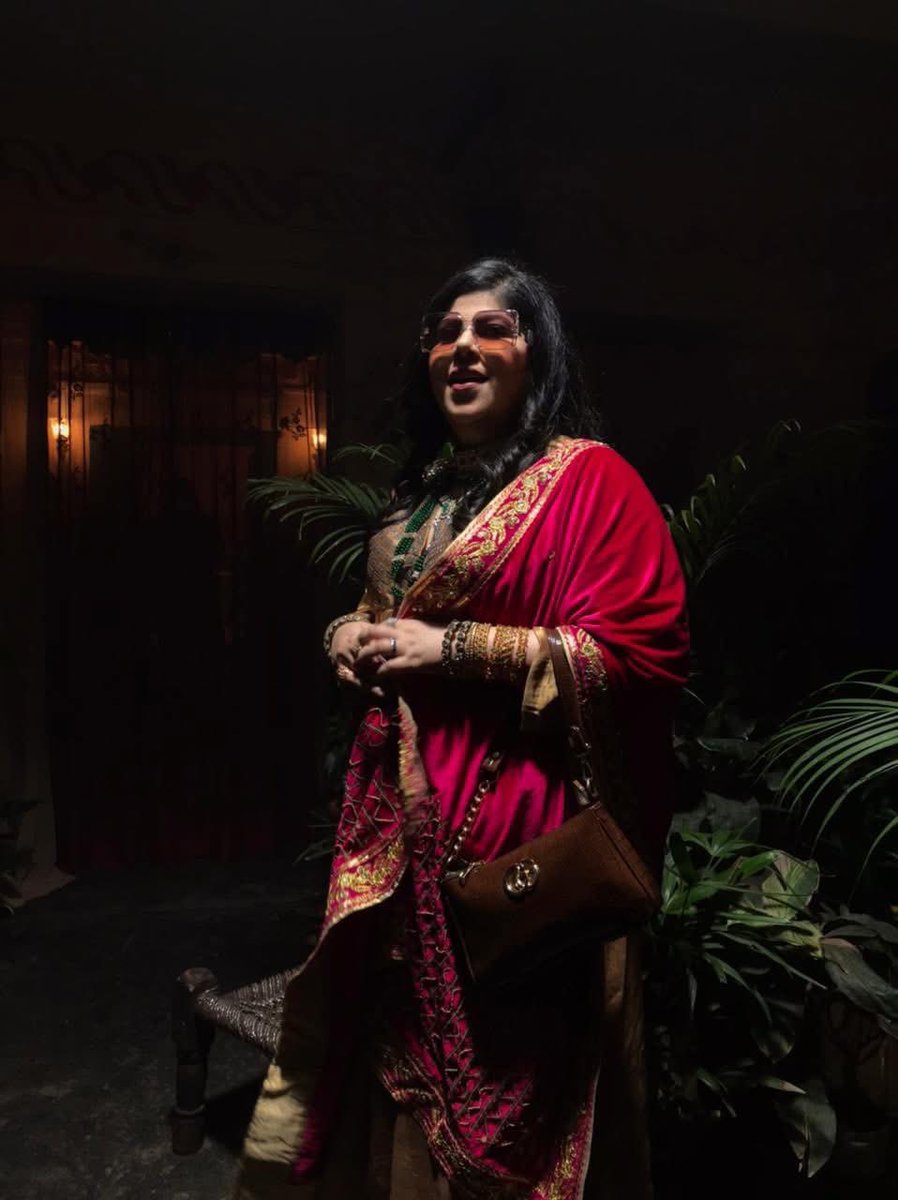 It’s a Friday and I’m obviously going to talk films but this is a first . 

Posting not a review but pics from my first time on a film set as an actor !!!!! 
What fun it was getting Geeta Handa to life :) #DilliDark releases today . Do go watch it :)