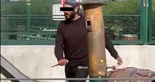 22-letni cudzoziemiec, obywatel Kolumbii 2 marca nożem zaatakował przypadkowego przechodnia w Jarocinie. Poszkodowany zaczął uciekać, wbiegł do pobliskiego szpitala, gdzie została mu udzielona pomoc, a napastnik uciekł w nieznanym kierunku.
Został jednak złapany przez policję i