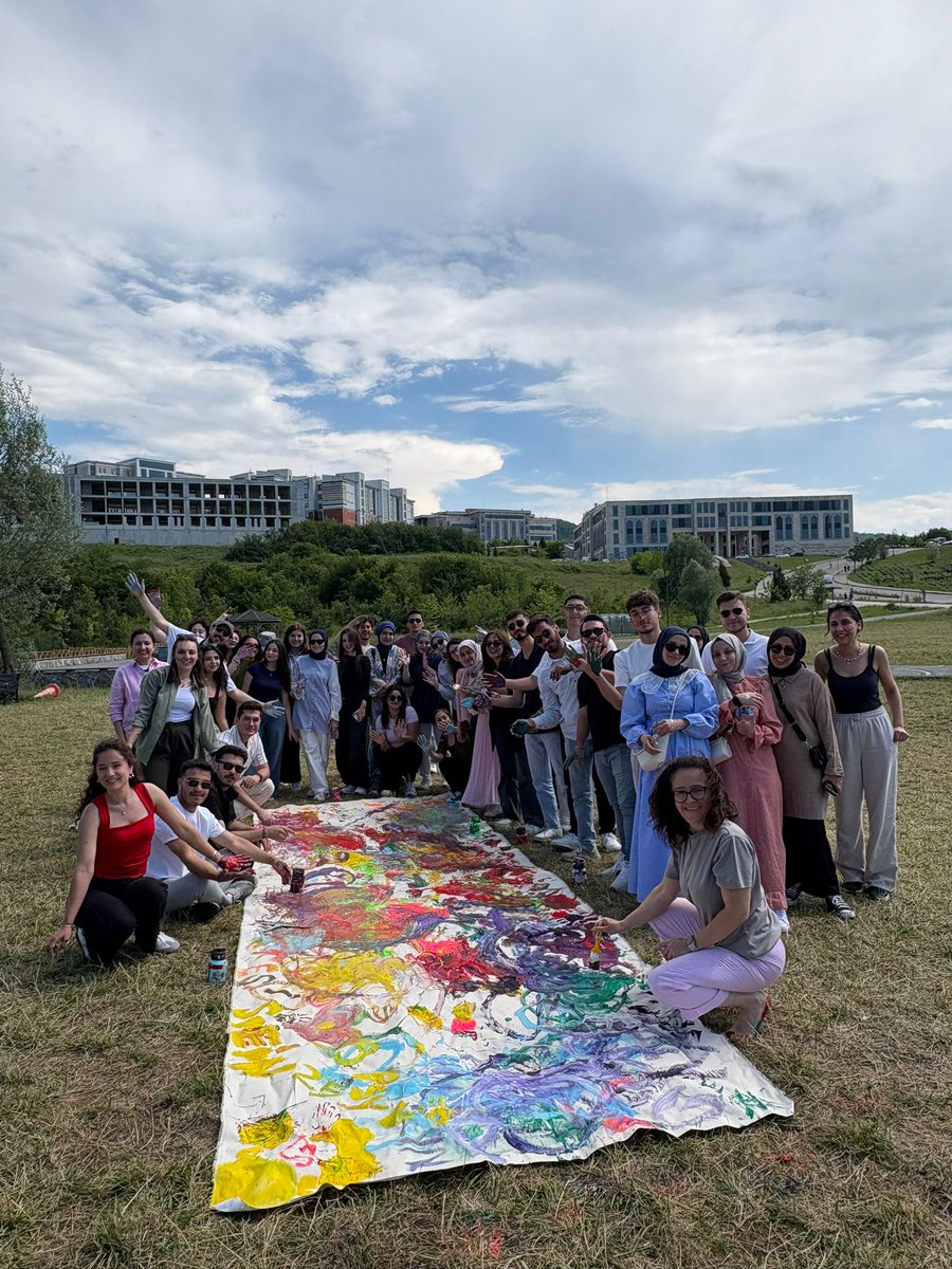 🎨 ESC 30 Avrupa Birliği Dayanışma Projemizin son etkinliğinde renkler konuştu, duygular yansıdı! 💬🖌️

Mental sağlık farkındalığını yaygınlaştırmak amacıyla çıktığımız bu yolculuğun finalini resim atölyemizle taçlandırdık.