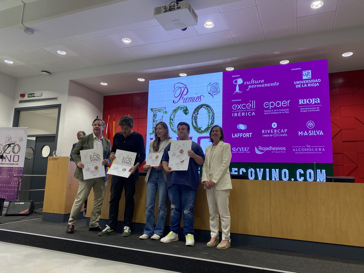 Ayer participamos en la entrega de los #PremiosEcovino 2025 🍇, celebrada en la <a href="/unirioja/">Universidad de La Rioja</a> .

Nuestra directora Rosa Durban tuvo el placer de entregar algunos diplomas. 

¡Enhorabuena a los premiados por apostar por el vino ecológico! 🌿💚