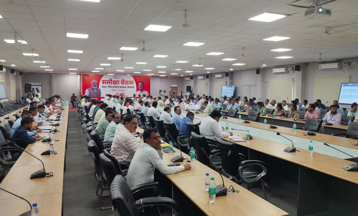 मुख्यमंत्री श्री विष्णु देव साय ने सुशासन तिहार के तहत आज कोंडागांव जिले में कोंडागांव, बस्तर और सुकमा जिले की समीक्षा बैठक ली।

उन्होंने कहा कि सुशासन तिहार का उद्देश्य डेढ़ वर्ष के कार्यों का फीड बैक लेना है। हम जनता के सेवक हैं, जनता को बेहतर सेवाएं देना है। इसके साथ ही