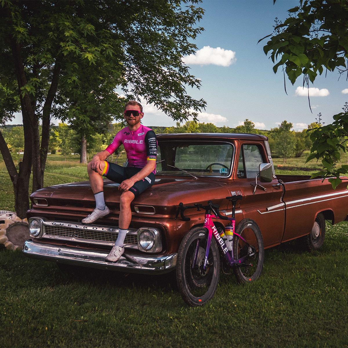 RibbleCycles's tweet image. The Outliers have landed.

Kansas gravel - get ready. It's time for the biggest race on the calendar.
Unbound, we’re coming in hot. 🔥🌾

 #UnboundGravel #TheOutliers #RibbleCycles #GravelRacing #RideBeyondLimits
