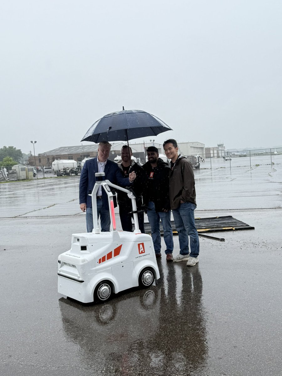 ccc_jeffreys's tweet image. I&apos;m excited to share our &quot;City as a Lab&quot; initiative, inviting companies to test new technologies in real-world environments. As part of this, we’ve partnered with Airtrek Robotics to use an autonomous robot to help keep Lunken’s runways cleaner and safer.
