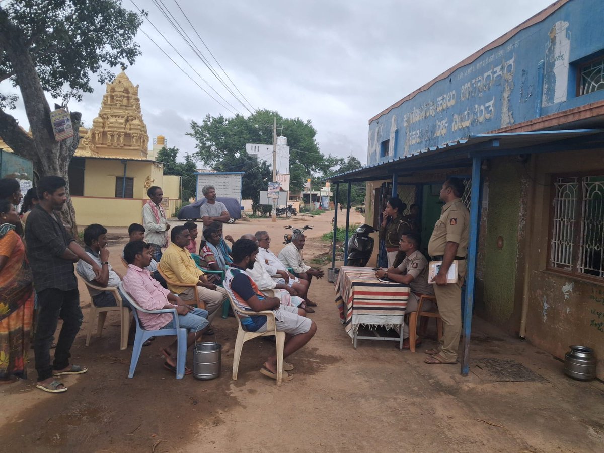 ದೊಡ್ದಬೆಳವಂಗಲ ಪೊಲೀಸ್ ಠಾಣಾ ವ್ಯಾಪ್ತಿಯ ಕೂಗೋನಹಳ್ಳಿ ಗ್ರಾಮ ಸಂಪರ್ಕ ಸಭೆ ಮಾಡಿ ಸೈಬರ್ ವಂಚನೆ ಪ್ರಕರಣ  ಬಗ್ಗೆ ತಿಳುವಳಿಕೆ ಹಾಗೂ ಸರಗಳ್ಳತನ ಬಗ್ಗೆ ಎಚ್ಚರಿಕೆ ಯಿಂದಿರಲು ತಿಳುವಳಿಕೆ ನೀಡಲಾಯಿತು