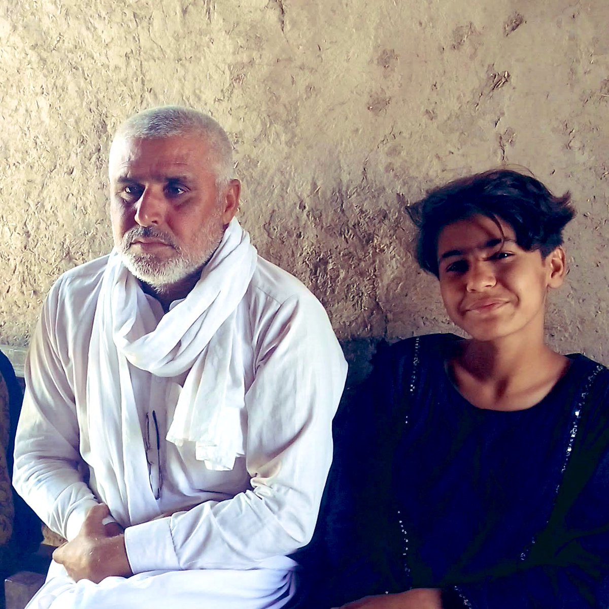 ڪامريڊ ڪومل جو والد صاحب مسڪين لغاري جنهن پنهنجي گهر ۾ جاڳرتا اسڪول کولي ڳوٺ ۾ انقلاب ڄڻ ته برپا ڪيو، سندس ڳوٺ جا سوين ٻار، نوجوان، وڏا کي ڀٽائي بر زبان ياد آ، سياسي شعور ايترو جو هر انياء خلاف آواز اٿارن ٿا، جنهن ٻه نوجوان به شهيد ٿي ويا، 

#SupportJagartaSchool