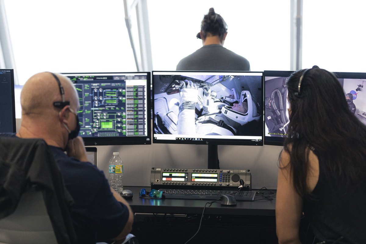haleykesparza's tweet image. Five years ago, everything changed when I worked my first human space flight launch, with colleagues who became friends sitting on top of the rocket.
Long live Demo-2 ♥️ Thank you Bob and Doug. I had the time of my life flying dragons with you.