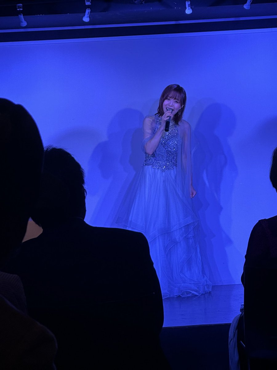 今日は雪の妖精、いや、塩の妖精、、いや、塩乃華織さんのワンマンライブでした

オリジナル曲はもちろんのこと
父の日の歌は初めて知った曲でしたが、めちゃくちゃいい曲だったので覚えます

来月から七尾線のところに行くので
曲を聴きながら景色見たいと思います

#塩乃華織 さん
#ワンマンライブ