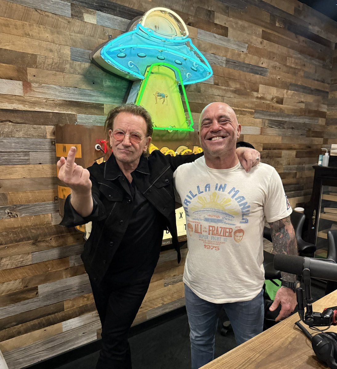 joerogan's tweet image. I had a great time talking to Bono, and Marshall got a cuddle session with his favorite rock star.  
Episode available now on @spotify and everywhere else. 

open.spotify.com/episode/2Q7Mqg…