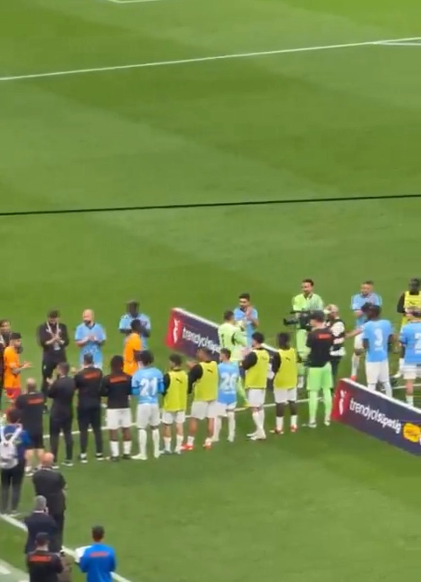 Şampiyonu alkışlayan Başakşehir takımı bir örnektir bu centilmence davranış için teşekkürler!