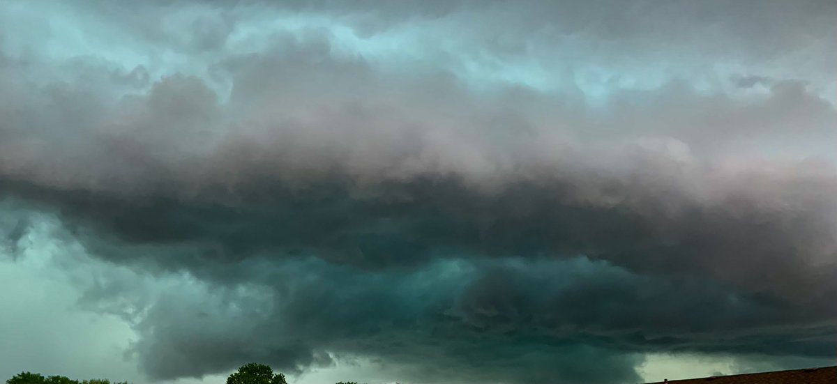 justachick99's tweet photo. #FlashbackFriday #TGIF 
Different cloud pictures over the last few years https://t.co/W27S2VxrIs