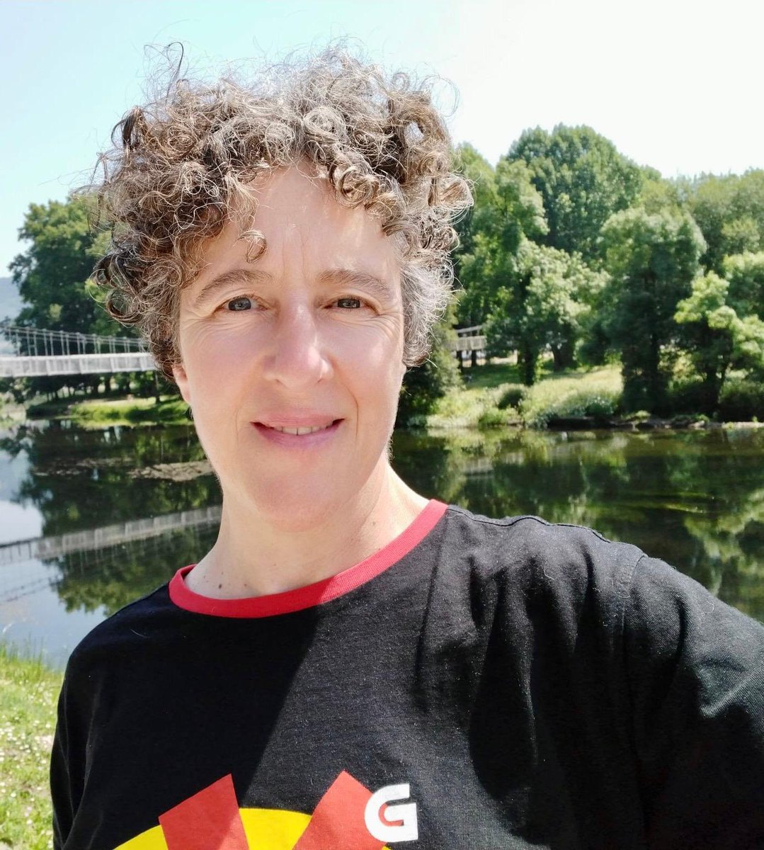 Porque non queremos que se perpetúe a manipulación informativa. Porque queremos que a TVG e a RG saian da decadencia na que están. Porque somos servizo público.

#VenresNegro367CRTVG
#DefendeAGalega
A Túa. A de Todas