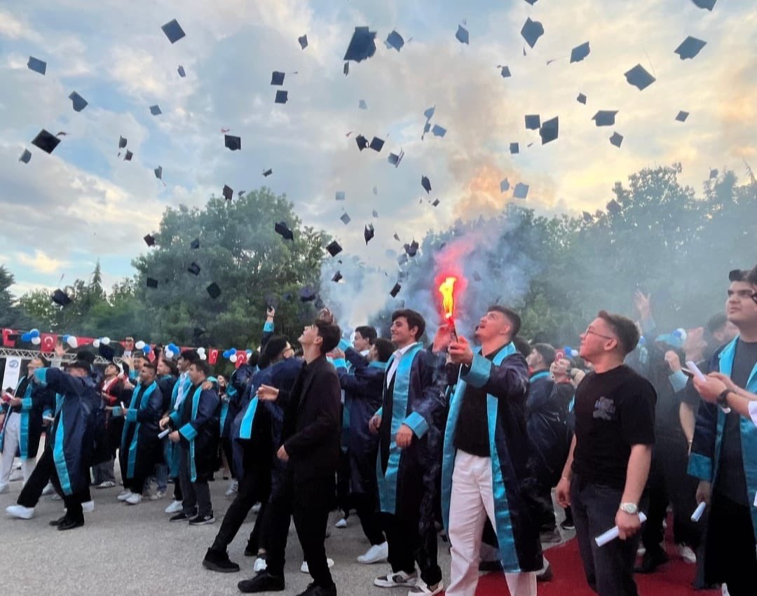 Şube Müdürlerimiz Sayın Erkan Tuzsuz ve Sayın Kadir Güneş, Şehit Mehmet Şengül MTAL de düzenlenen mezuniyet programına katıldılar.
Programda mezun olan öğrencilerimiz büyük bir heyecan ve gurur yaşarken, müdürlerimiz öğrencileri tebrik ederek başarılar diledi.