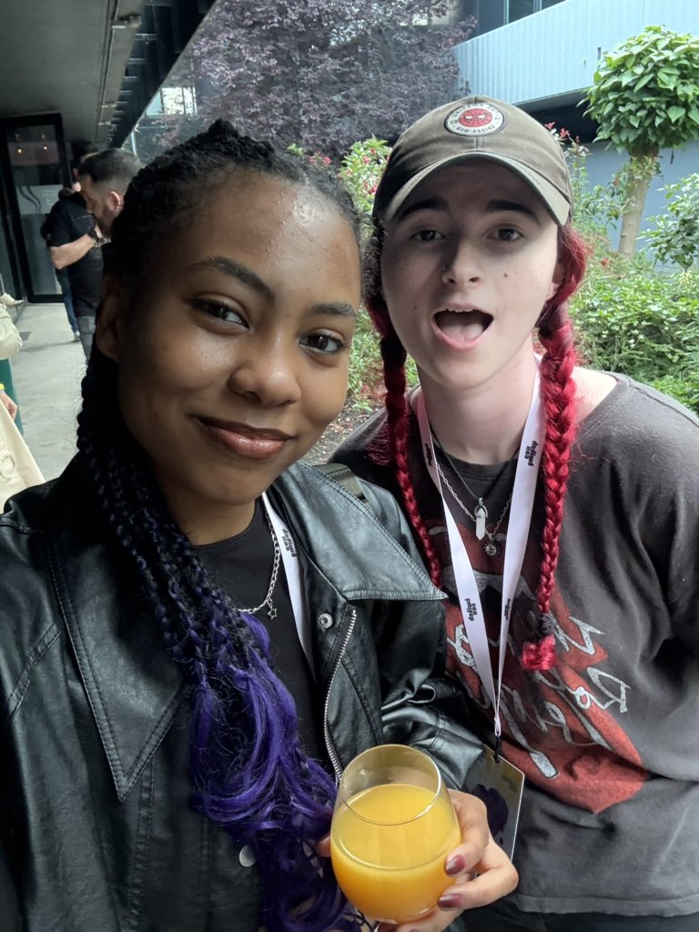 DarkEyebrowss's tweet image. She didnt like that i looked taller than her