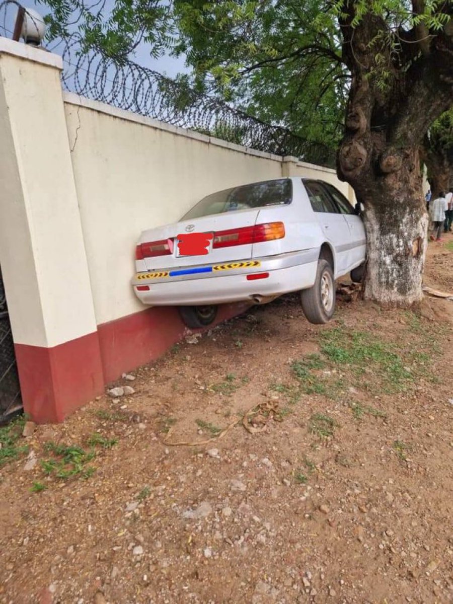 Leo nmekua nafunza huyu gari lakini kumbe anjua tu reverse. Anyway bois leta io gari