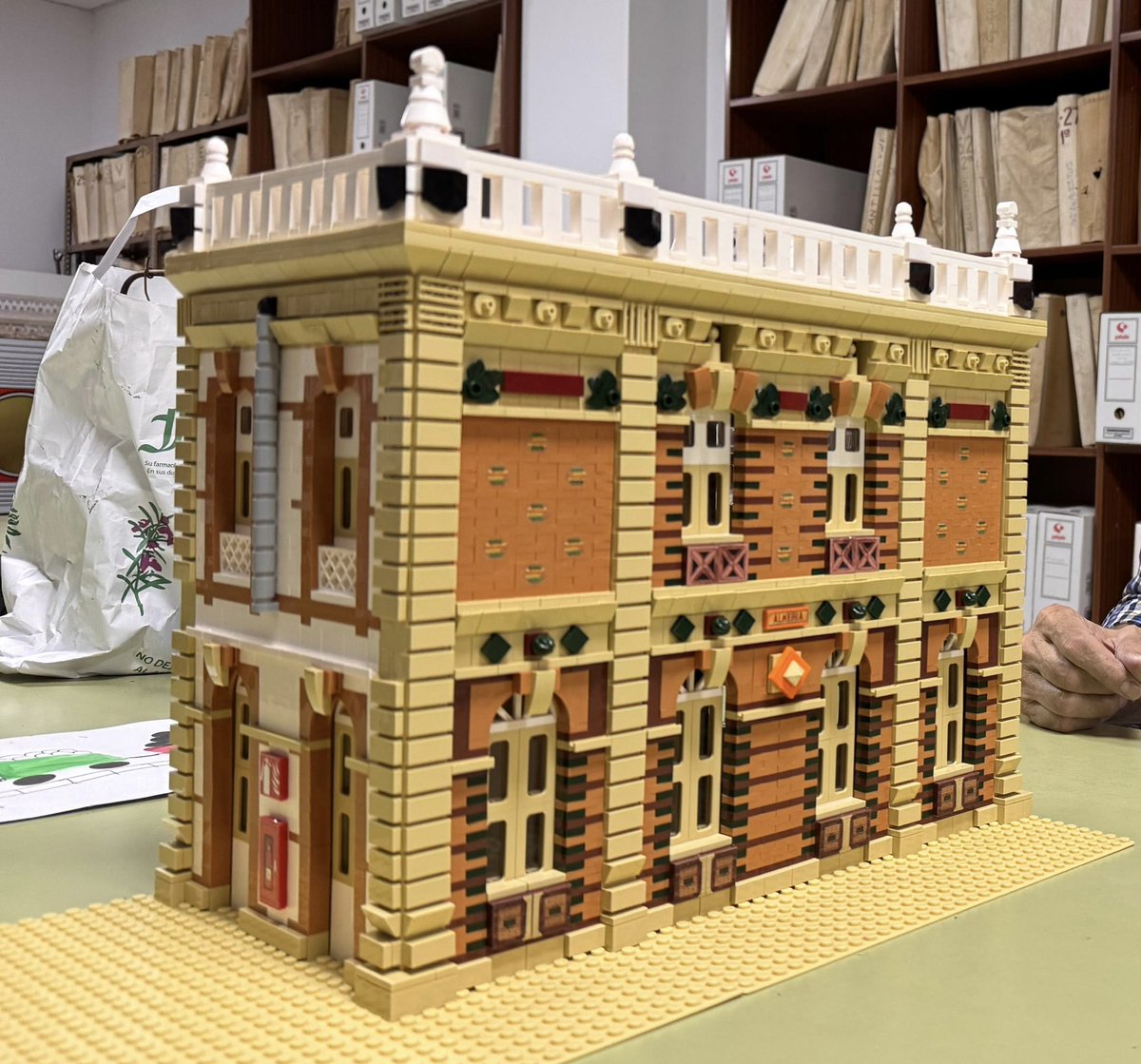 asafal_es's tweet photo. Parte del proyecto de una maqueta que está construyendo el hijo de uno de nuestros socios del edificio de la estación  monumental de #Almería con piezas de @LEGO_Group a escala, una auténtica maravilla de creación propia, diseñada por él mismo y con todo lujo de detalles. https://t.co/gJjqrhQjNH