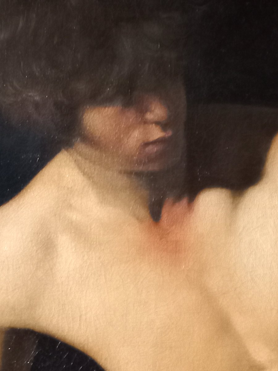 Fijaos en la piel de los Bautistas de Caravaggio. Lucen el moreno en la cara, el cuello y los antebrazos. No son nobles de piel blanca. Son chavales de la calle, que trabajan de sol a sol. Este detalle (también apreciable en el Baco de los Uffizzi) es muy caravaggesco.