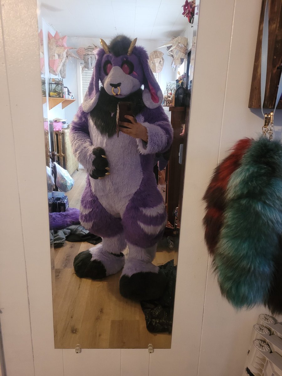 It seems like im in time for #fursuitfriday. Meet Damon the goat/bird hybrid