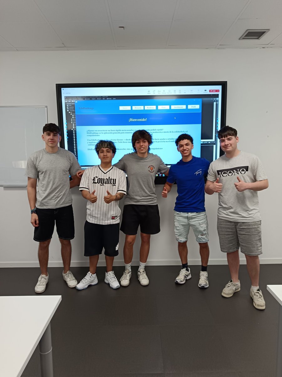 Día de presentación del #ProyectoIntegrador de 1° #DAM con emoción, nervios por el efecto demo y sobre todo mucha ilusión. Enhorabuena por vuestra aplicación de ámbito social. En <a href="/U_tad/">U-tad</a> estamos orgullosos, bravo!